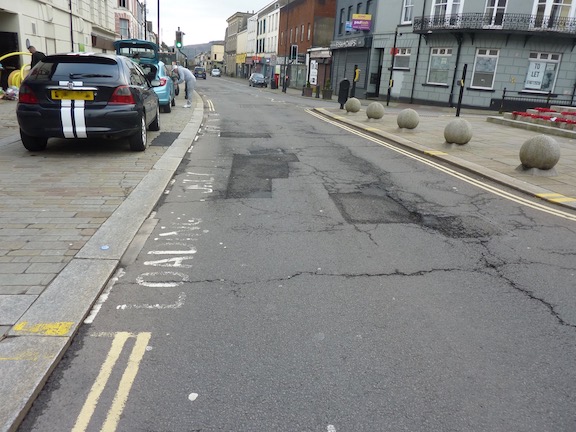 Night working for surfacing improvements in Aberdare Town Centre